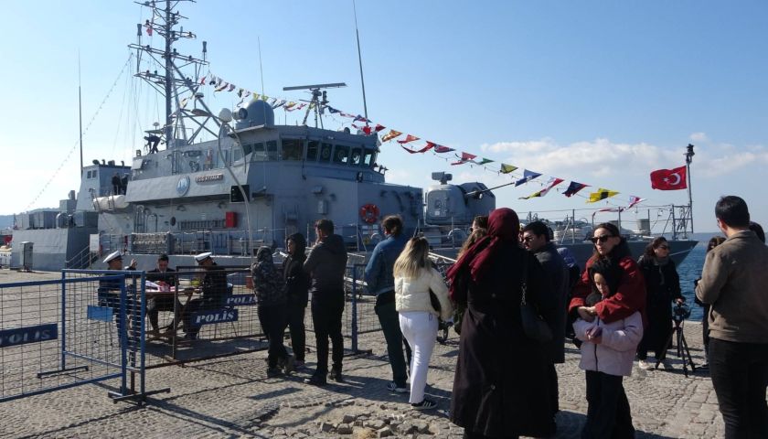 Çanakkale'de Deniz Kuvvetleri Komutanlığı'na bağlı savaş gemileri 18 Mart için ziyarete açıldı