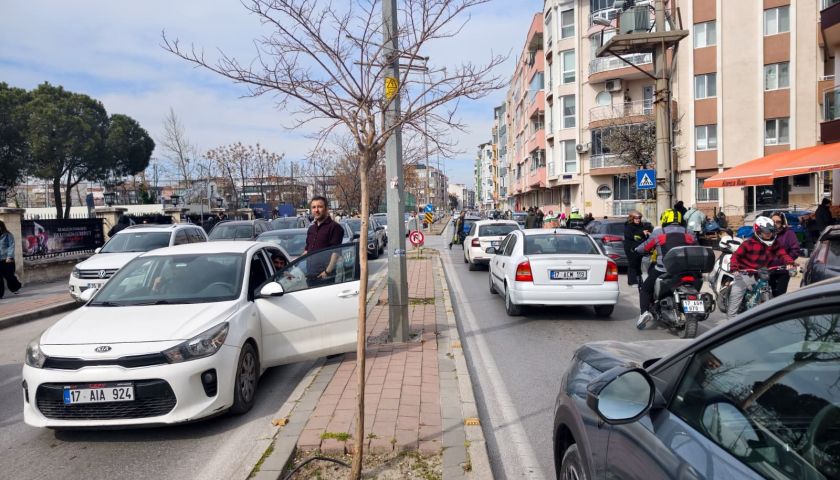 Yarım Saatlik Gösteri İçin Saatlerce Trafik Çilesi