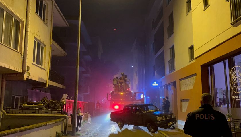 Çanakkale'de ev yangını: Mahsur kalan kişi kurtarıldı