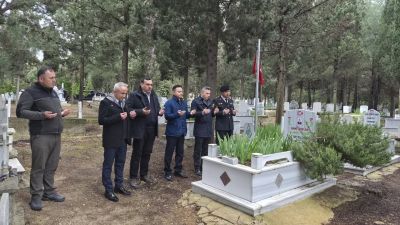 Bayramiç Kaymakamı Emrah Bütün’den Aziz Şehitlerimize Anlamlı Bayram Ziyareti