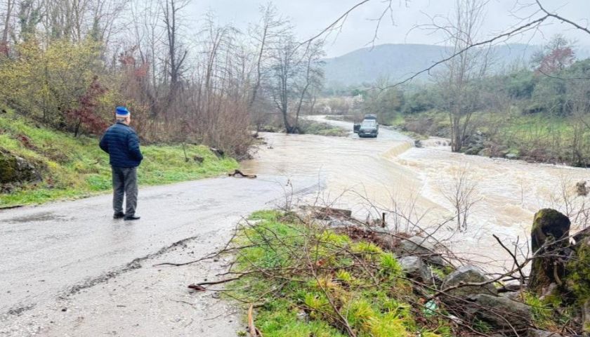 Çanakkale'de köy yolu sağanak yağış sonrası kapandı, bir araç suya kapıldı   