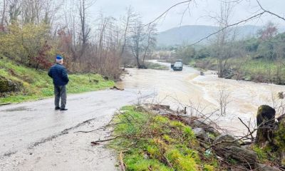 Çanakkale'de köy yolu sağanak yağış sonrası kapandı, bir araç suya kapıldı   