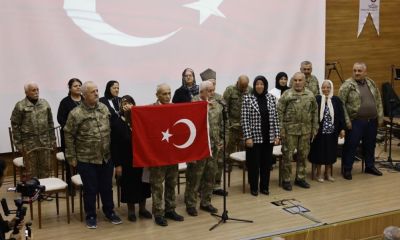 Yıllar sonra yeniden kamuflaj giyen yaşlılar, şiir okuyup duygu dolu anlar yaşadılar   