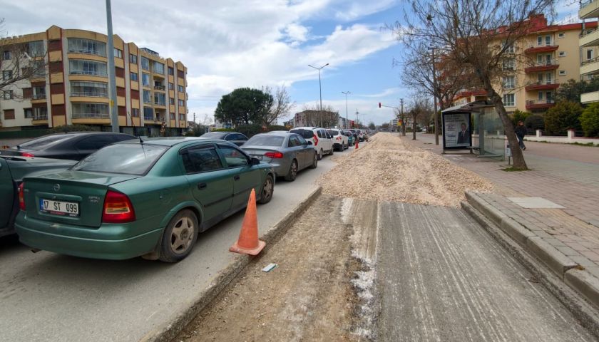 Troya Caddesi’nde Altyapı Çalışması Trafiği Kilitledi