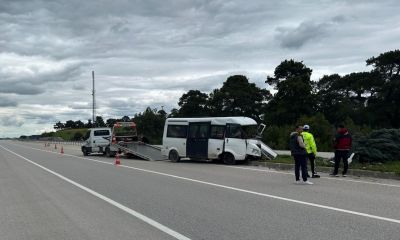 Yoldan çıkan minibüs refüje çıktı; 2 kişi yaralandı