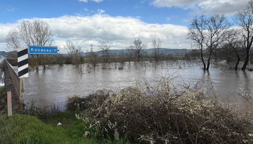 Kocabaş Çayı taştı: Köy yolu ulaşıma kapandı