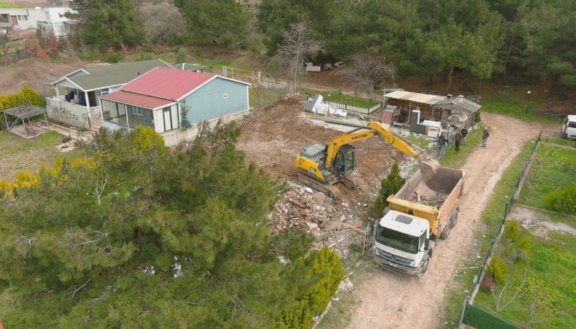 21 kaçak yapı yıkıldı
