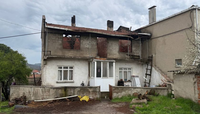 Etili köyündeki yangında çatı küle döndü