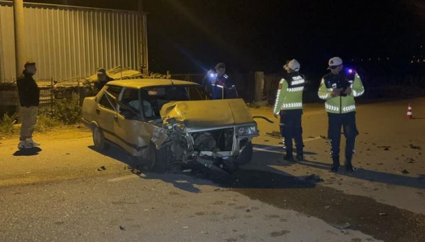 Çanakkale'de otomobil ile motosiklet çarpıştı: 3 kişi yaralandı   