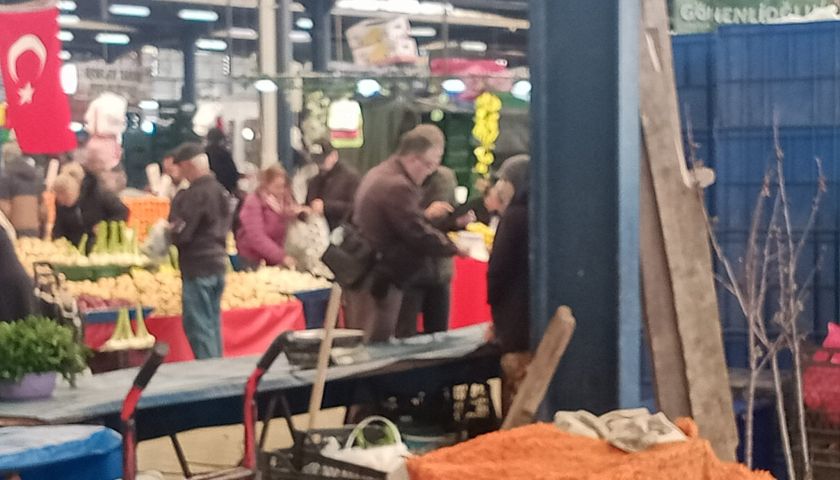 Cuma Pazarı’nda Vergi Denetimi: Esnaf ile Görevliler Arasında Gergin Anlar