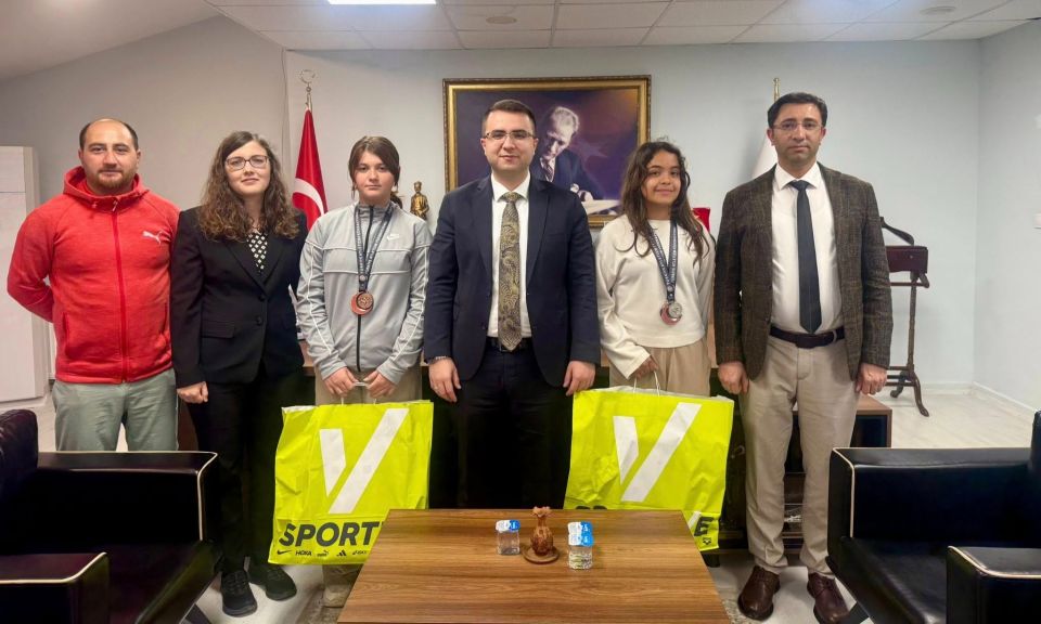 Bozcaada’nın gururu şampiyon sporcular Kaymakam Altunay’ı ziyaret etti