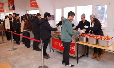 Ayvalık'ta Öğrenciler İçin Üç Çeşit Yemek, Yanında Meyvesiyle 30 Türk Lirası