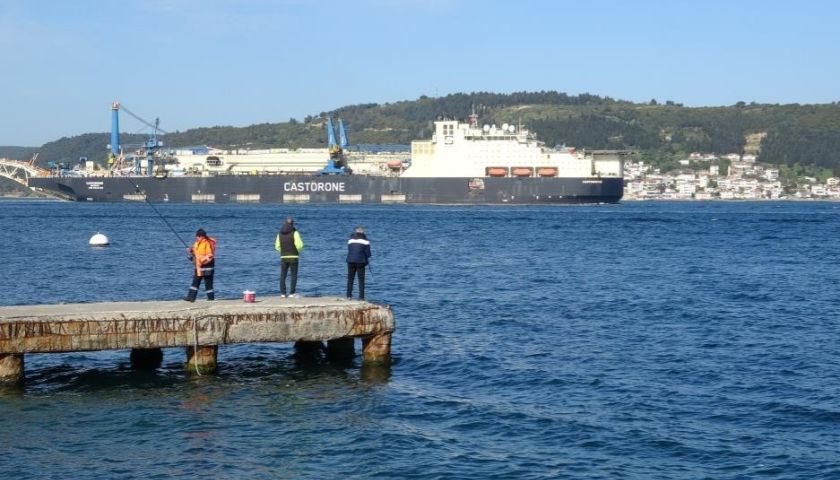 Derin denizlerde boru döşeme gemisi 'Castorone' Çanakkale Boğazı'ndan geçti.   