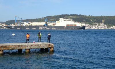 Derin denizlerde boru döşeme gemisi 'Castorone' Çanakkale Boğazı'ndan geçti.   