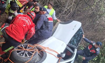 Ayvacık'ta otomobil uçuruma yuvarlandı, sürücü yaralandı
