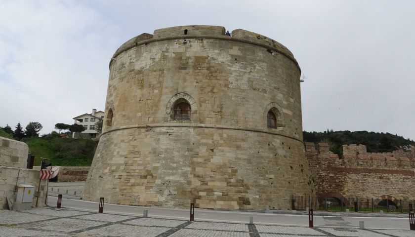 Sarı kule, Çanakkale Boğazı'na giren düşman gemilerini beyaz flama ile bildiriyordu