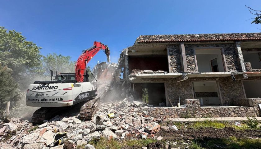Çanakkale'de 15 kaçak bina yıkıldı