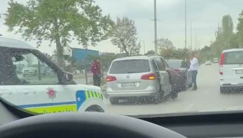 Lapseki çıkışında maddi hasarlı kaza