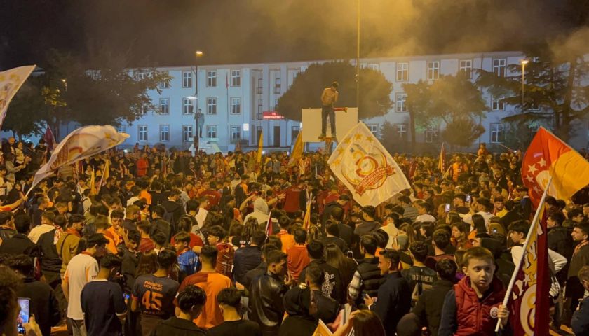 Galatasaraylılar Çanakkale sokaklarında şampiyonluk coşkusu yaşadı