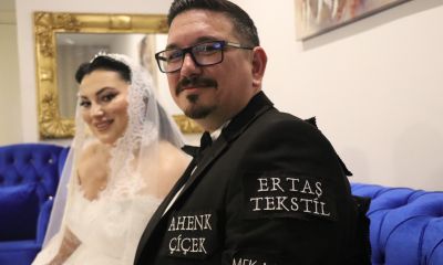 Düğün masrafını düşürmek için damatlığını reklam panosuna çevirdi