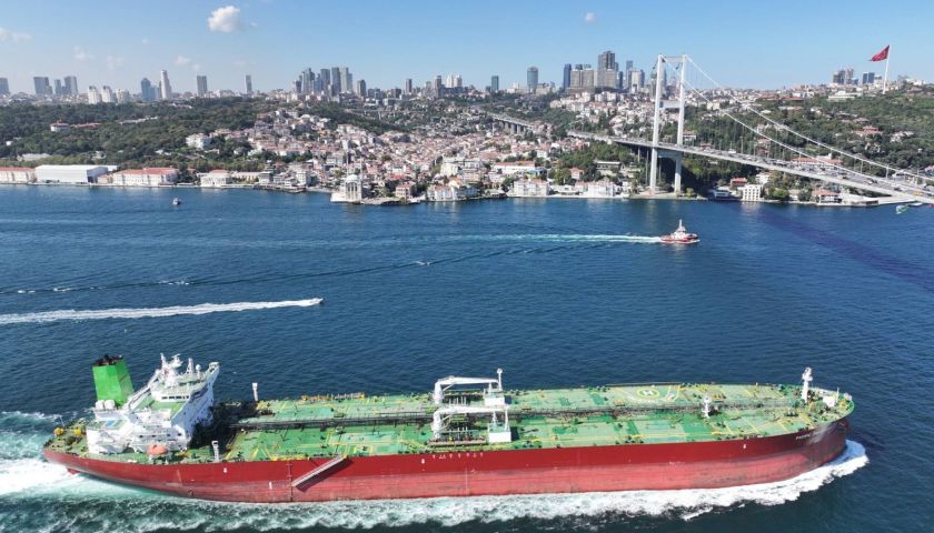 2026'nın ilk dört ayında Çanakkale Boğazında 7 bin 690 gemiye kılavuzluk hizmeti verildi