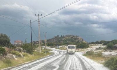 Ayvacık'ta dolu yağışı yolları beyaza bürüdü   