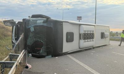 Yolcu otobüsü devrildi: 25 yaralı
