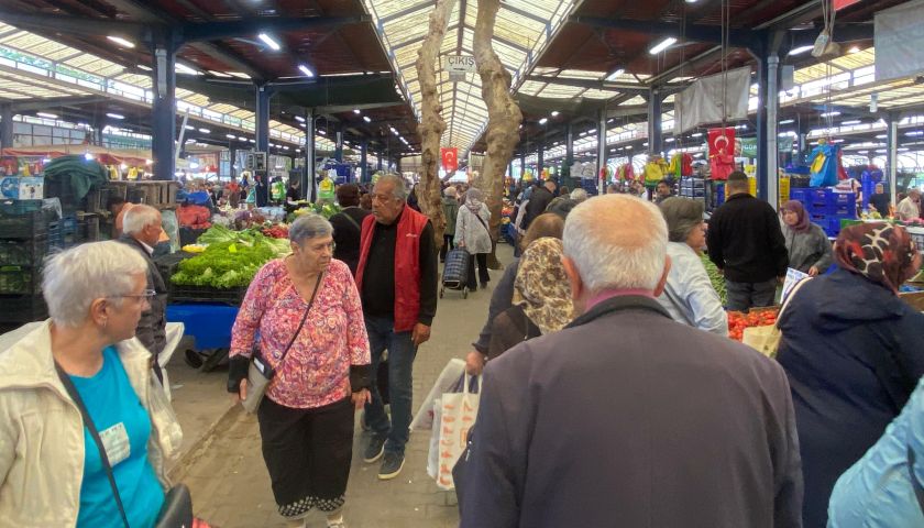Çanakkaleliler Bayram Alışverişi İçin Pazara Akın Etti