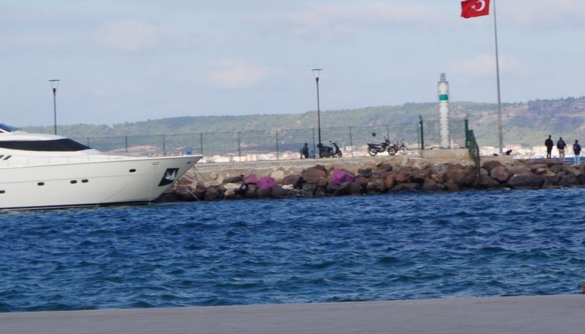 SON DAKİKA: Çanakkale’de Denize Atlayan Kadın Son Anda Kurtarıldı