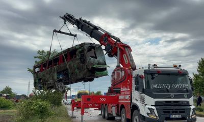 Biga'da devrilen tur otobüsü kaldırıldı