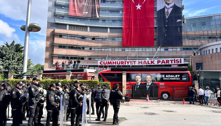 CHP, Genel Merkezi önünde çıkan tartışmada su şişeleri havada uçuştu