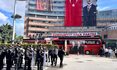 CHP, Genel Merkezi önünde çıkan tartışmada su şişeleri havada uçuştu
