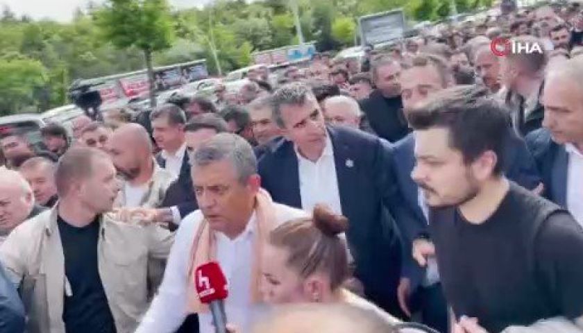 Özgür Özel meclise yürüyor