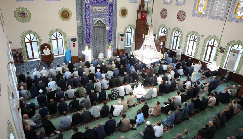 Vali Ömer Toraman Şehitler Camii'nde Vatandaşlarla Bayramlaştı