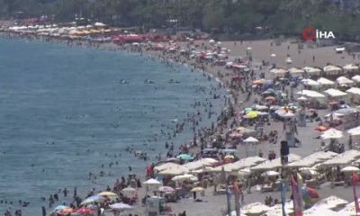 Bayramın ilk gününde tatilciler Antalya sahillerine akın etti