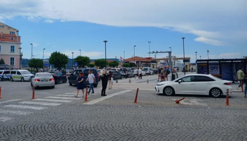 Bayram yolculuğu Çanakkale’de feribot kuyruklarına takıldı