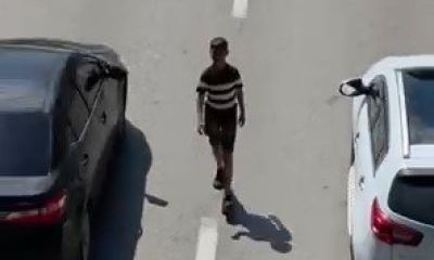Canını hiçe sayarak akan trafikte böyle yürüdü