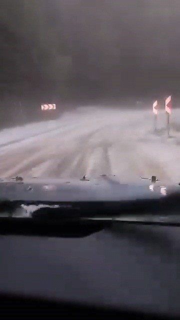 Dolu yağışı yolu beyaza bürüdü