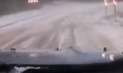 Dolu yağışı yolu beyaza bürüdü