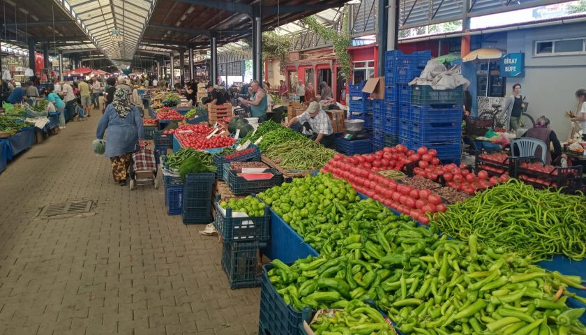 Salı Pazarı'nın Şampiyonu Kapya Biber ve Asma Yaprağı