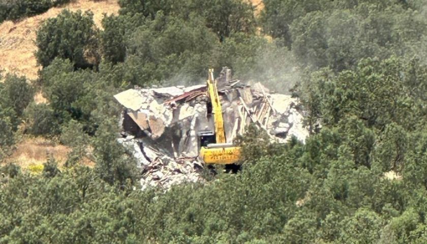 Ayvacık'ta 11 kaçak yapı yıkıldı