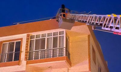  Lapseki'de 4 katlı apartmanda yangın: Çatıda mahsur kalan 4 kişi kurtarıldı