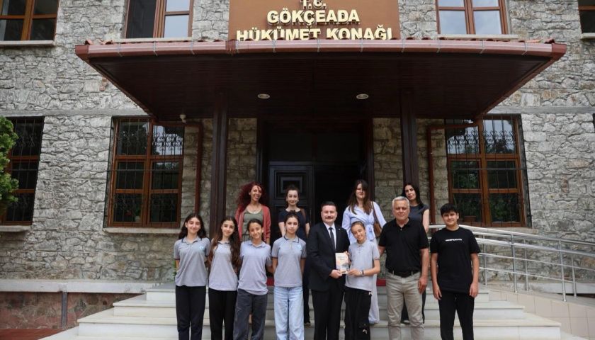 Gökçeada’da tarihi başarı: 34 minik yüreğin hayalleri resmen kitap oldu!