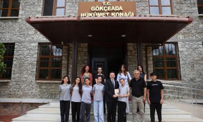 Gökçeada’da tarihi başarı: 34 minik yüreğin hayalleri resmen kitap oldu!