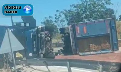 Biga Sinekçi'de devrilen tır, yolu kapadı