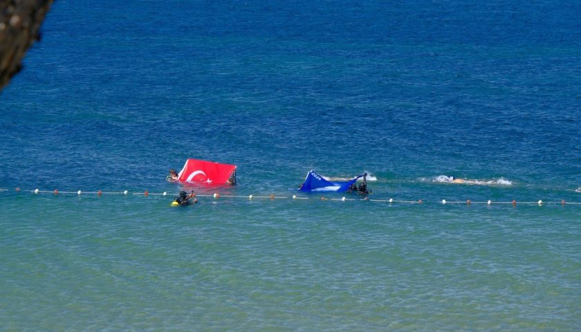 Çanakkale'de Tarihi Anlar! Mavi Bayrak Denizden Gelip Göndere Çekildi