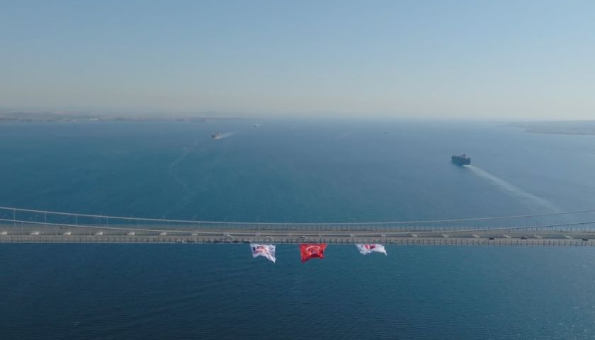 1915 Çanakkale Köprüsü Türk Bayrağı ile donatıldı