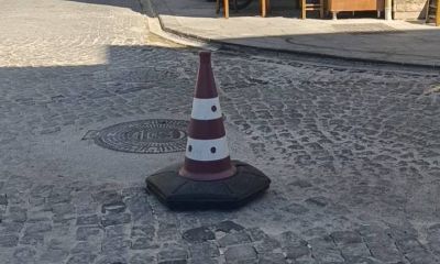 Yol Ortasındaki Duba Sürücülere Zor Anlar Yaşatıyor
