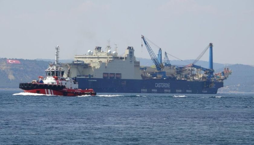 Dev boru döşeme gemisi 'Castorone' Çanakkale Boğazı'ndan geçti   