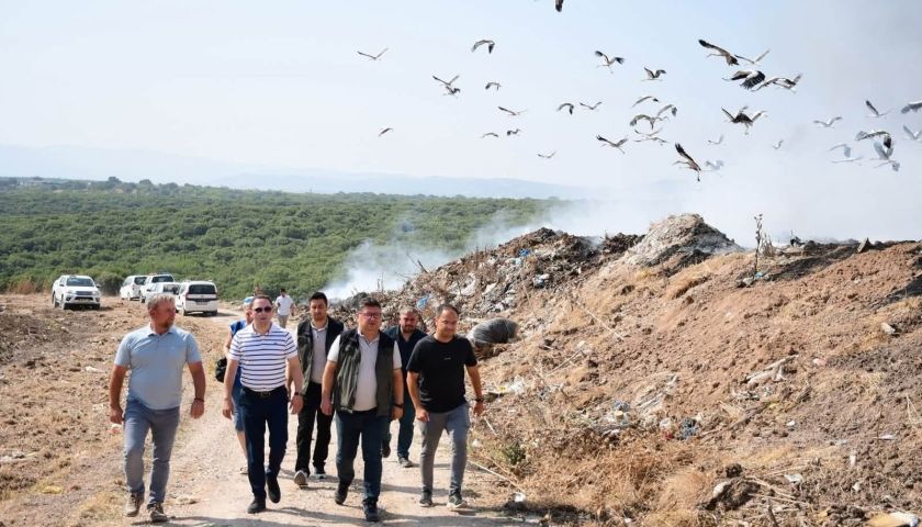 Yeniçiftlik çöp toplama alanında yangın! Kaymakam Kayabaşı çalışmaları yerinde denetledi